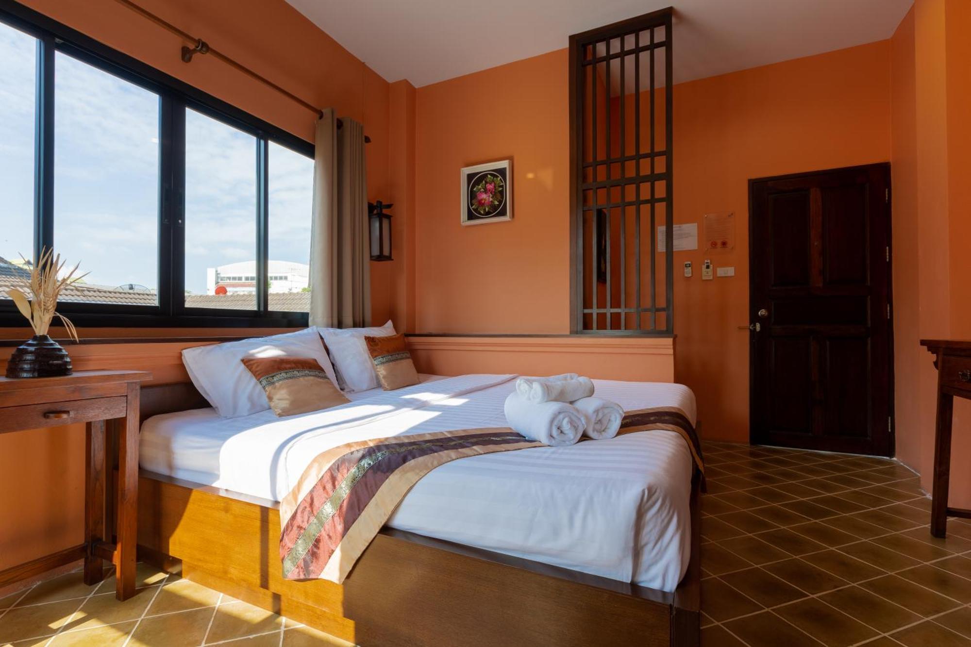 Huen Hug Chiang Mai Hotel Bagian luar foto